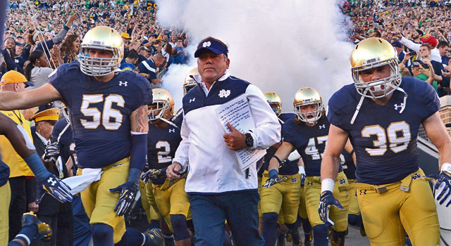 Notre Dame Fighting Irish head coach Brian Kelly runs out onto the field with his players in action during a game between the Michigan Wolverines and the Notre Dame Fighting Irish, at Notre Dame Stadium, in South Bend, IN. (Photo - Robin Alam - Icon Sportwire)