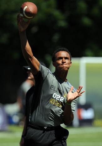 Deshone Kizer in passing drills at the Elite 11 Finals