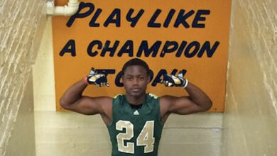 Daelin Hayes Commits to Notre Dame