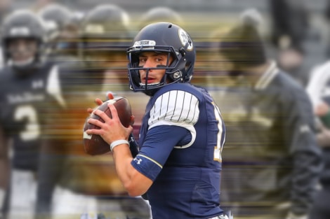 Notre Dame QB Ian Book warming up versus Syracuse