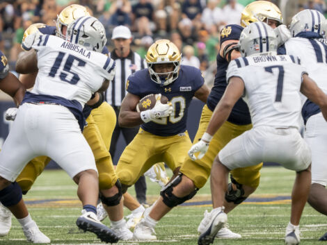 Notre Dame Fighting Irish running back Jonaz Walton runs the ball (Photo by Joseph Weiser/Icon Sportswire)